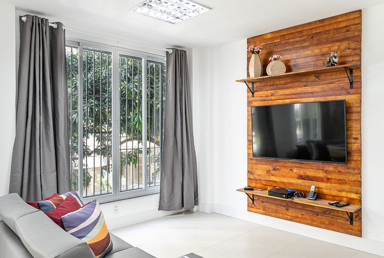 Copacabana, comfort and beachside for 5