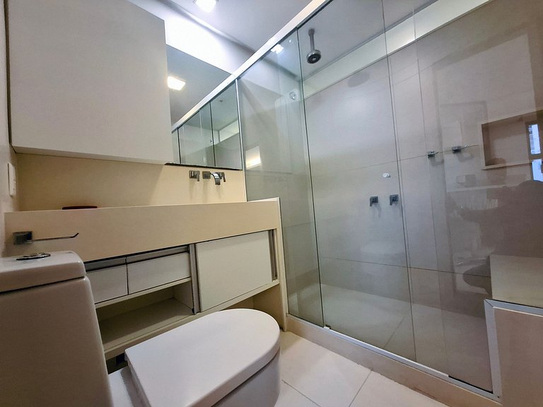 Copacabana Buzz! 4 Guests, Beach + 1 Transfer
