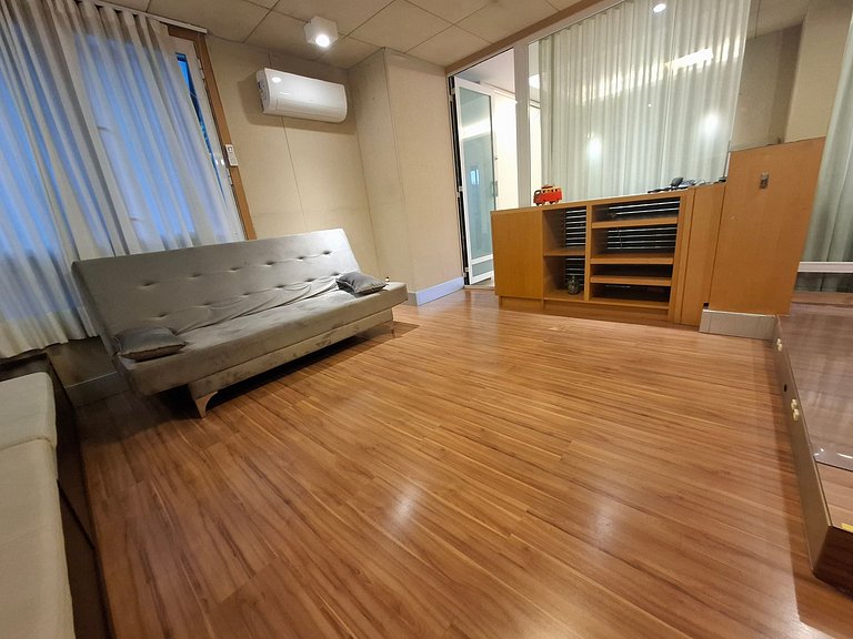 Copacabana Buzz! 4 Guests, Beach + 1 Transfer