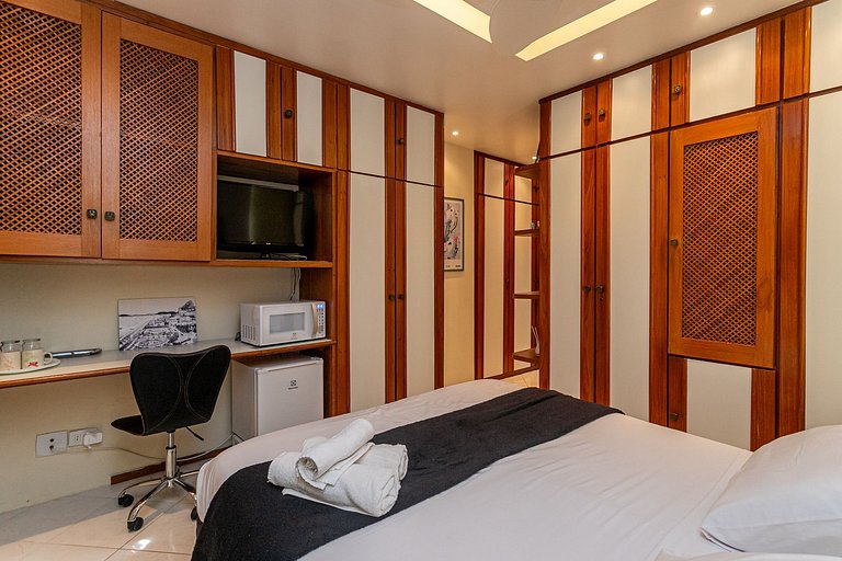 Humm Copacabana! 2 Guests, Beach + 1 Transfer