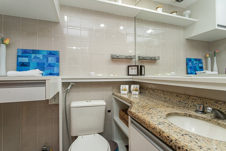 Humm Copacabana! 2 Guests, Beach + 1 Transfer