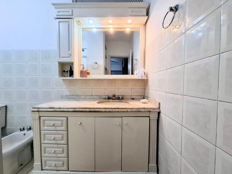 Copacabana: Conforto, Praia e Tranquilidade para 5