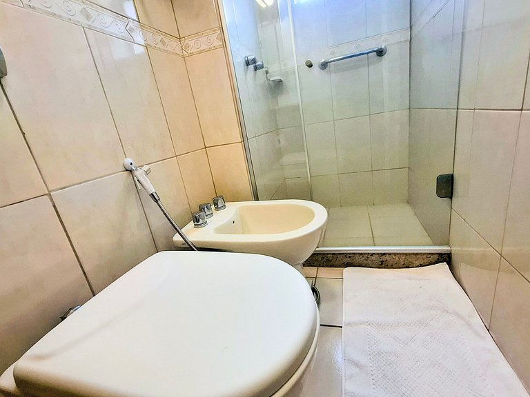 Copacabana: Spacious and Beach for 6