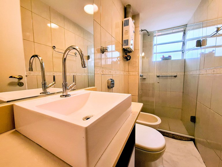 Copacabana: Spacious and Beach for 6