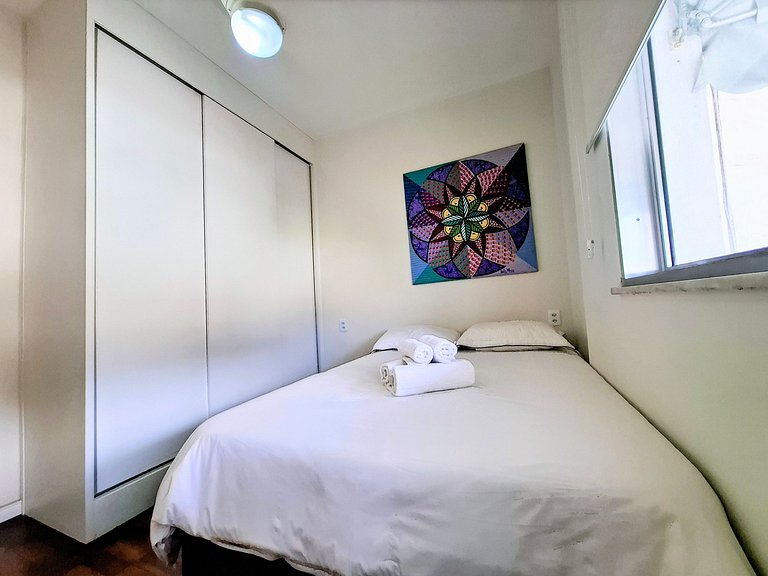 Copacabana: Spacious and Beach for 6