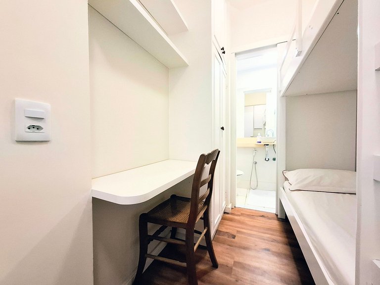 Copacabana: Spacious and Beach for 6