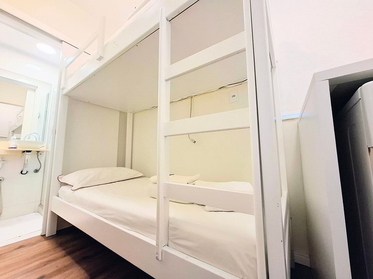 Copacabana: Spacious and Beach for 6