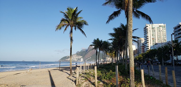 Copacabana: Spacious and Beach for 6