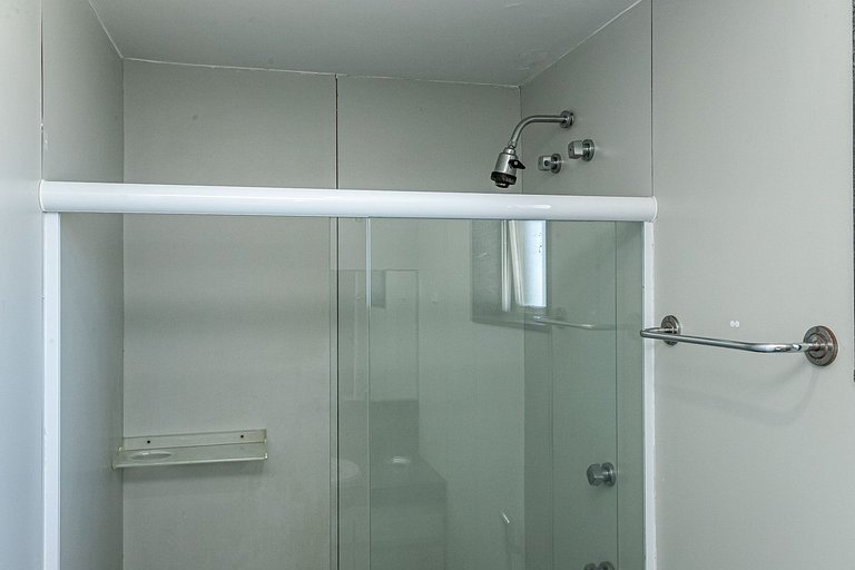 Leblon: Garage and pool, right next to the mall!