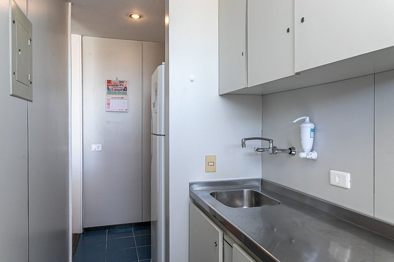 Leblon: Garage and pool, right next to the mall!