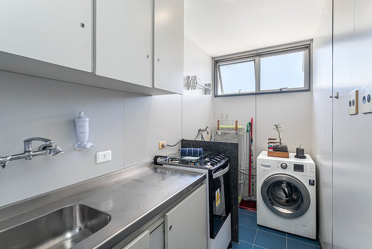 Leblon: Garage and pool, right next to the mall!