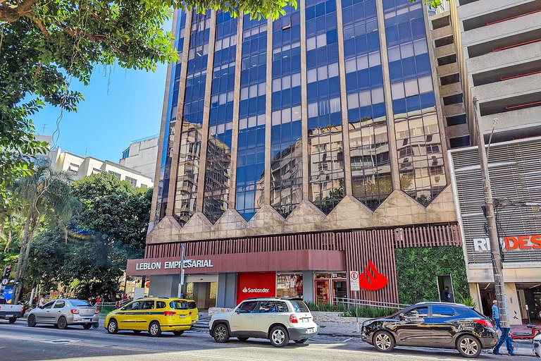 Leblon: Garage and pool, right next to the mall!