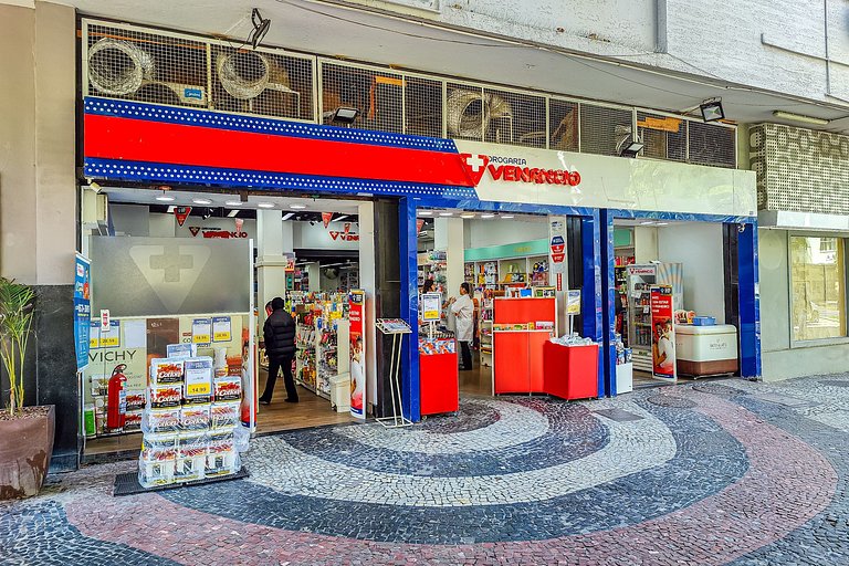 Leblon Garaje y piscina al lado del comercial