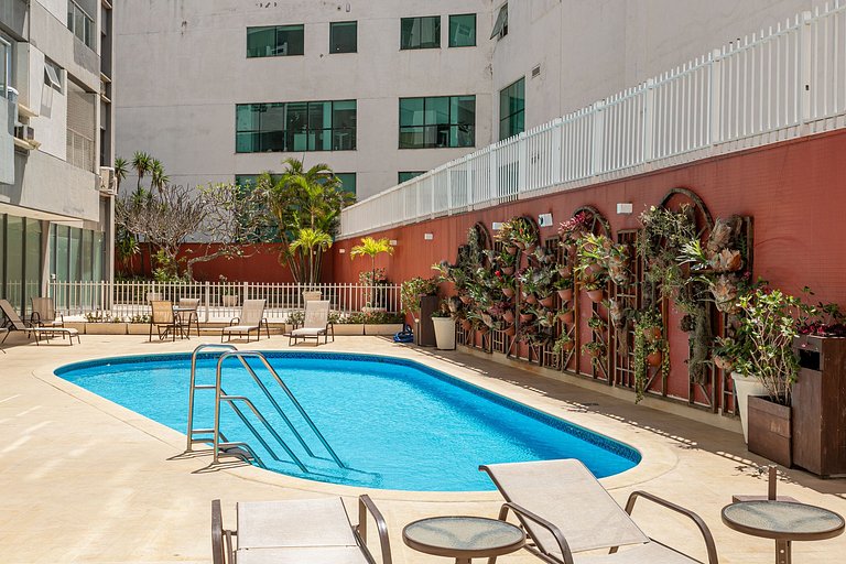 Leblon: Garage and pool, right next to the mall!