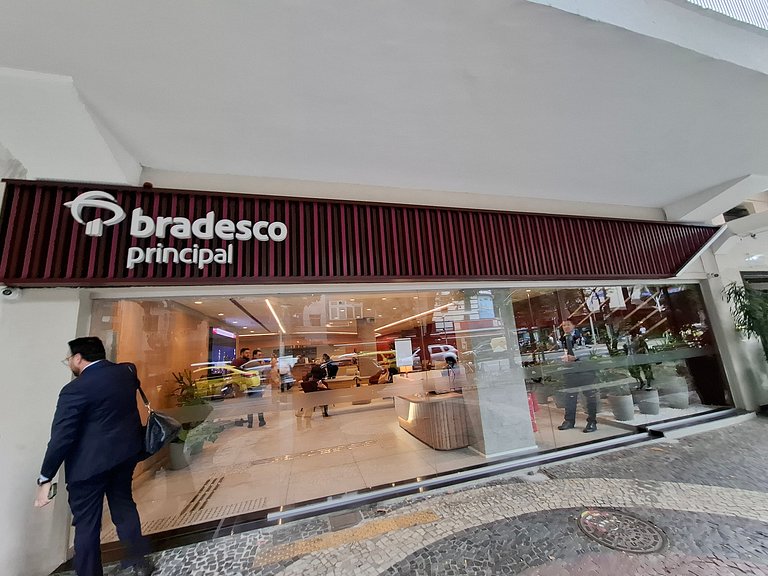 Leblon Garaje y piscina al lado del comercial