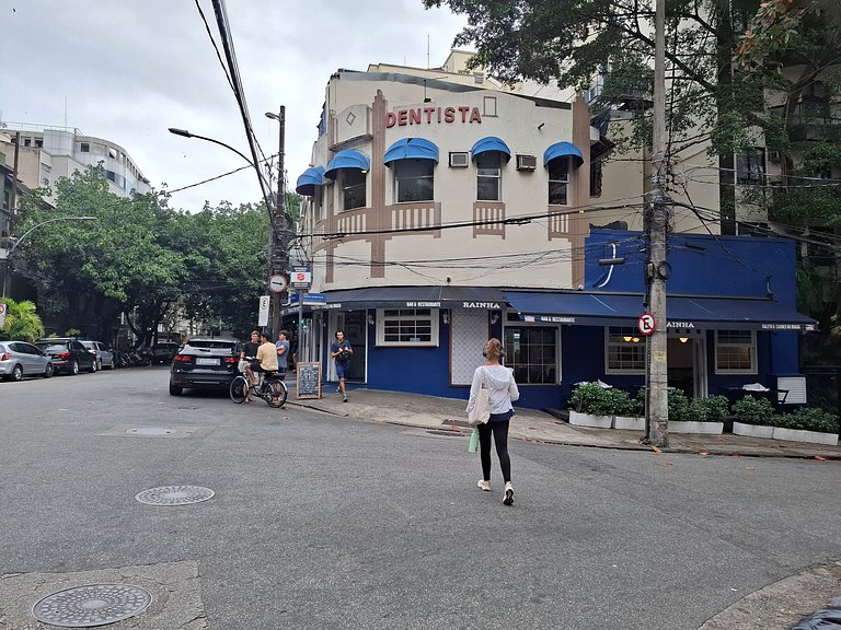 Leblon Garaje y piscina al lado del comercial