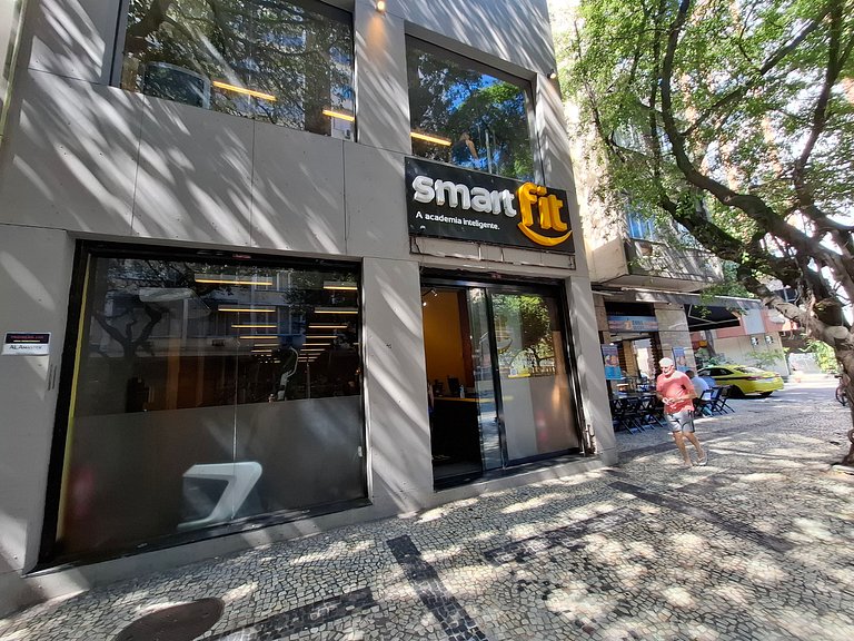 Copacabana: Pet-Friendly, Close to Subway