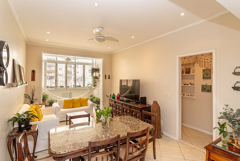 Copacabana: Beach, Spacious and Comfortable for 4