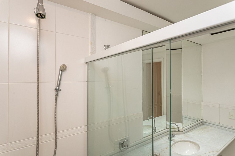 Copacabana: Beach, Spacious and Comfortable for 4