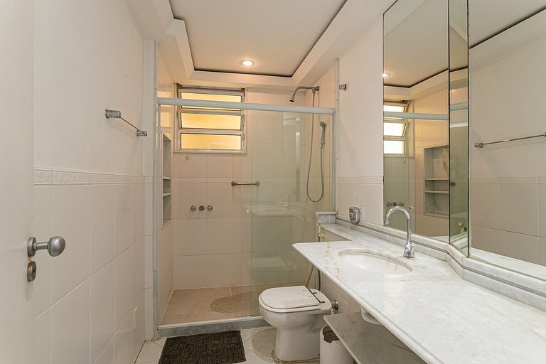 Copacabana: Classic and Spacious for 4