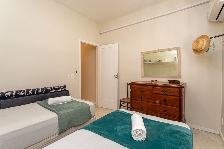 Copacabana: Beach, Spacious and Comfortable for 4