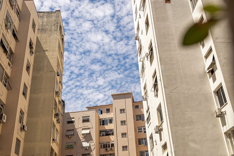 Copacabana: Clássico e Espaçoso para 4