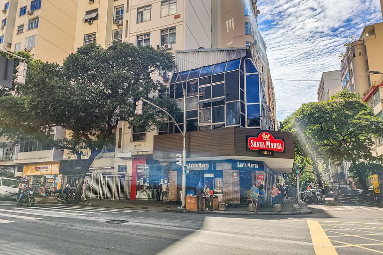 Copacabana: Clássico e Espaçoso para 4