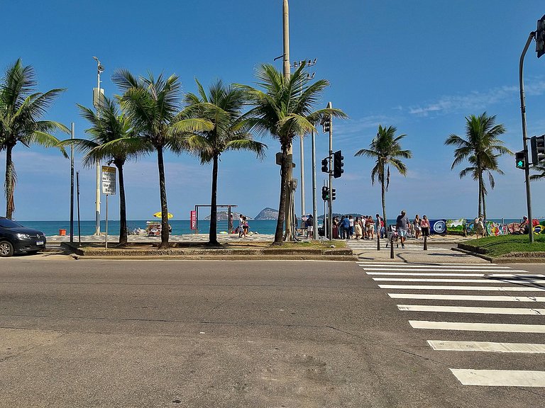 Apt at Copacabana: Subway + Beach
