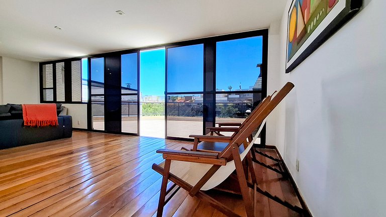 Barra da Tijuca: Sophisticated and Spacious for 6