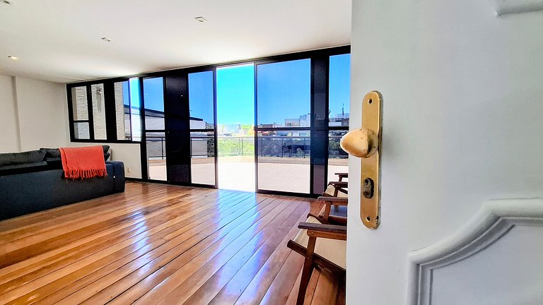 Barra da Tijuca: Sophisticated and Spacious for 6