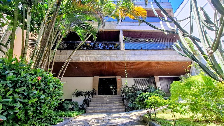 Barra da Tijuca: Sophisticated and Spacious for 6