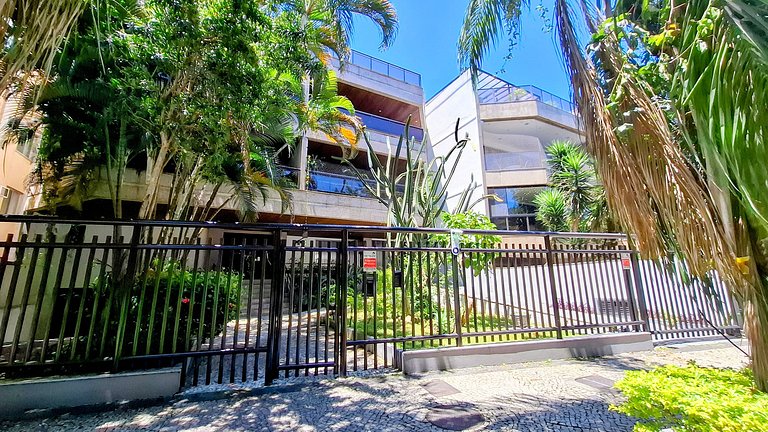 Barra da Tijuca: Sophisticated and Spacious for 6