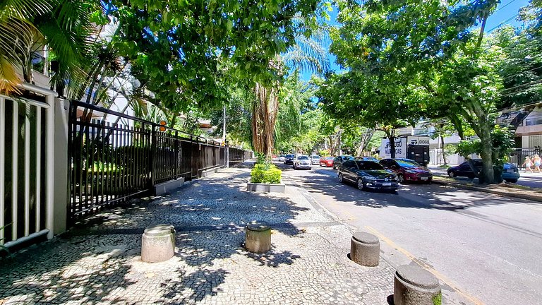 Barra da Tijuca: Sophisticated and Spacious for 6