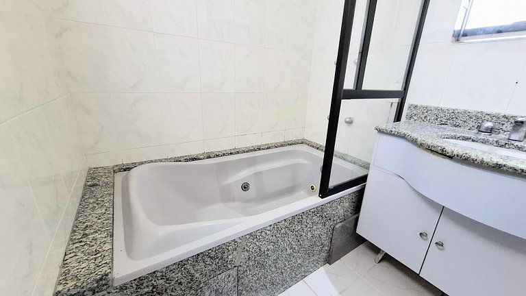 Barra da Tijuca: Sophisticated and Spacious for 6