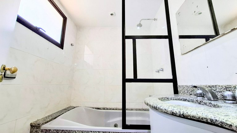 Barra da Tijuca: Sophisticated and Spacious for 6