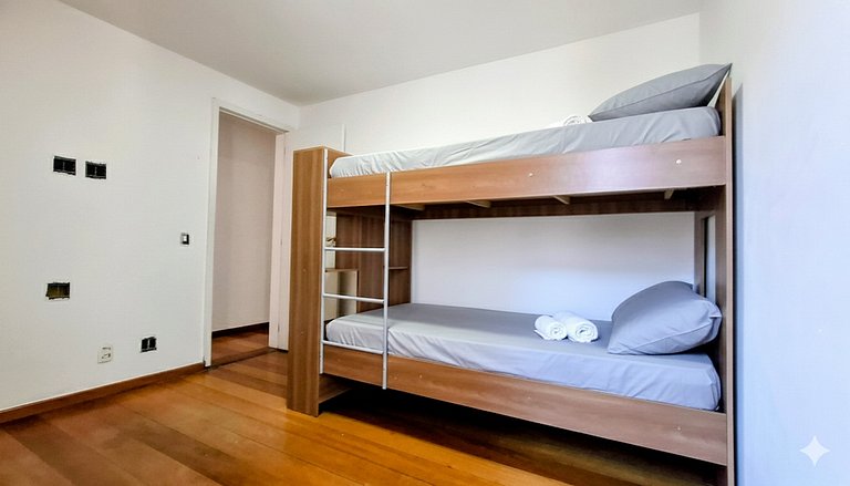 Barra da Tijuca: Sophisticated and Spacious for 6