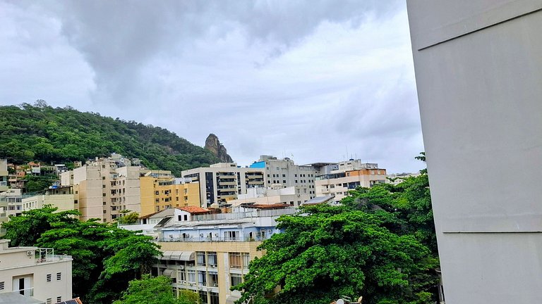 Copacabana: Spacious and Beach for 6