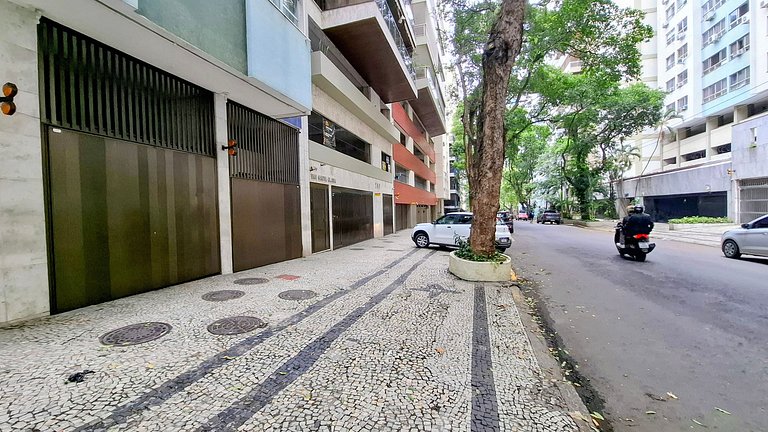 Copacabana: Spacious and Beach for 6