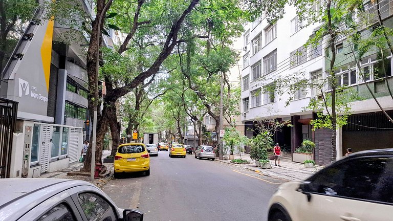 Copacabana: Spacious and Beach for 6