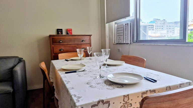 Copacabana: Spacious and Beach for 6