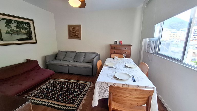 Copacabana: Spacious and Beach for 6