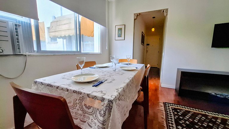 Copacabana: Spacious and Beach for 6