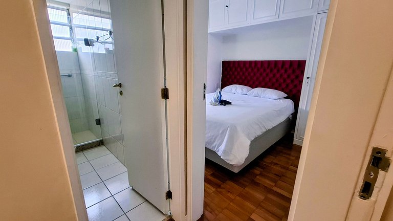 Copacabana: Spacious and Beach for 6