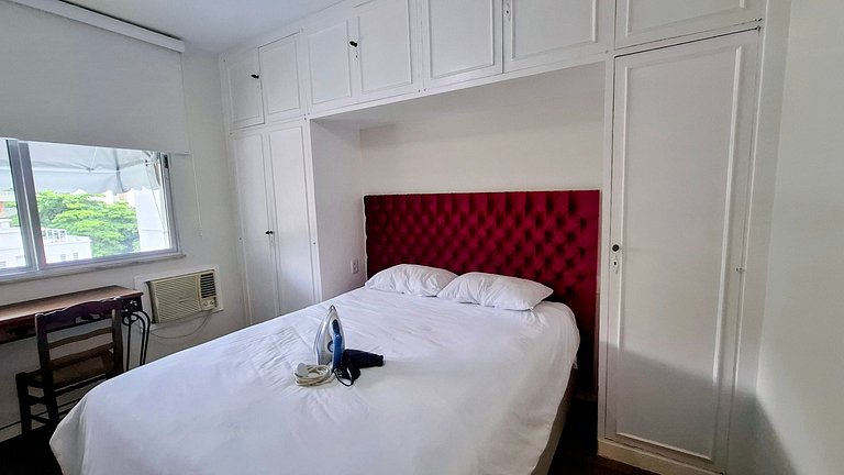 Copacabana: Spacious and Beach for 6