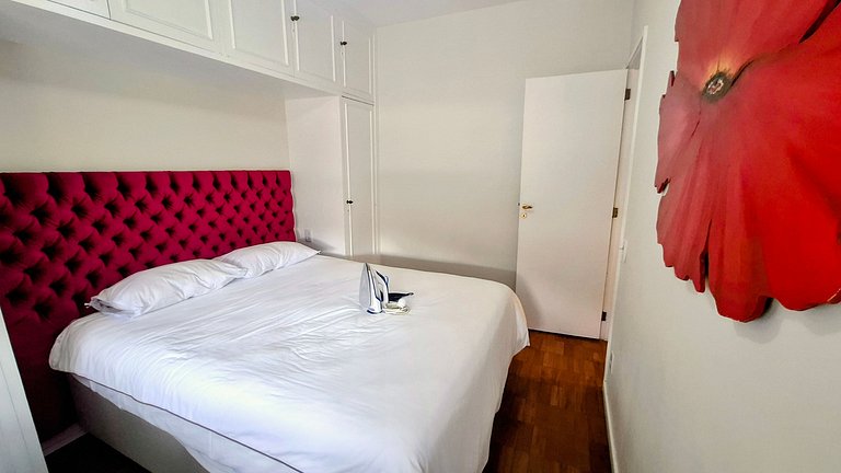 Copacabana: Spacious and Beach for 6