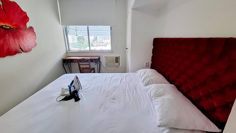 Copacabana: Spacious and Beach for 6