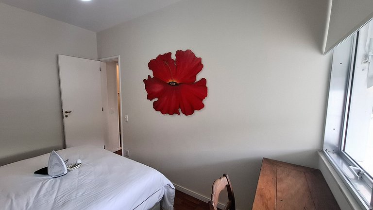 Copacabana: Spacious and Beach for 6