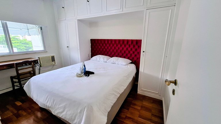 Copacabana: Spacious and Beach for 6