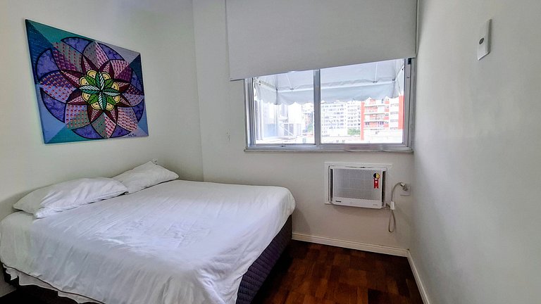 Copacabana: Spacious and Beach for 6