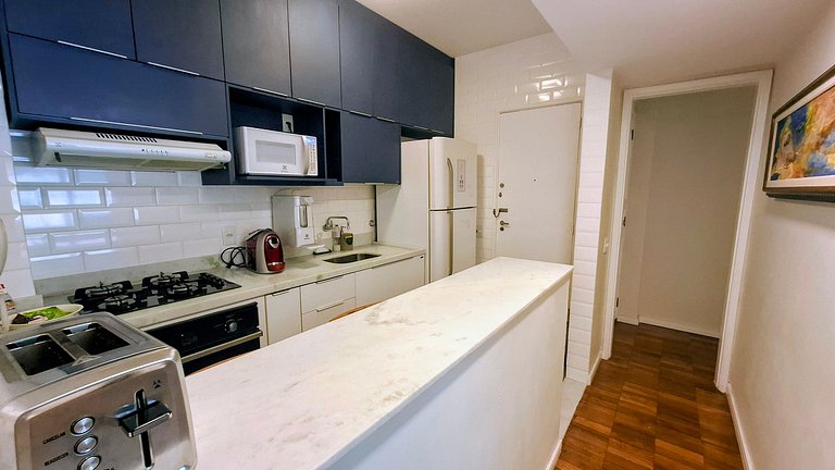 Copacabana: Spacious and Beach for 6